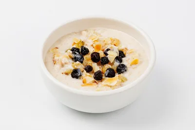 ВкусВилл Каша овсяная на безлактозном молоке с ягодами и миндальными лепестками, кафе